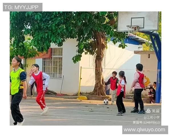 小学生足球表演视频展现青春活力与团队精神的精彩瞬间